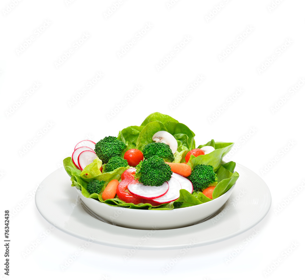 隔离在白色碗中的水果和蔬菜沙拉