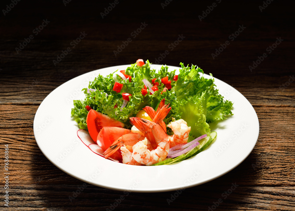 木桌上盘子里的水果和蔬菜沙拉