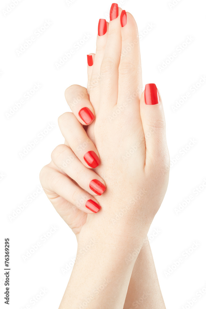 用红色指甲油修剪女性双手，修剪路径