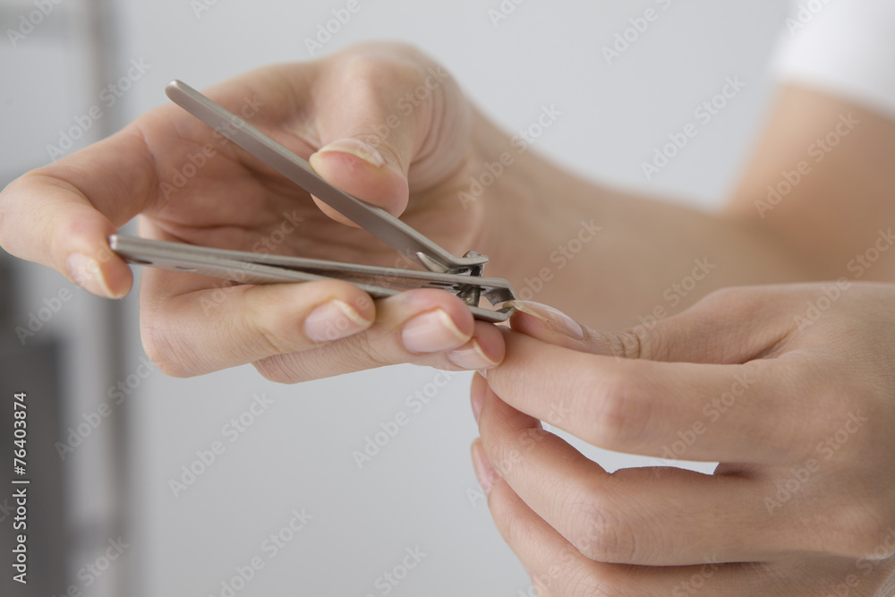 剪指甲的女人的手
