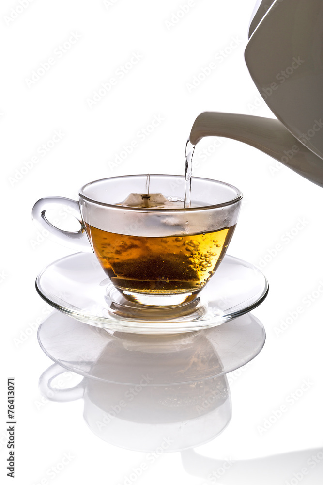 将茶倒入玻璃茶杯