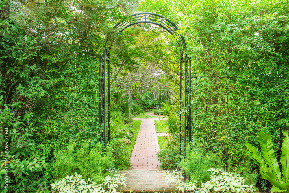 通往花园的装饰性拱形铁大门