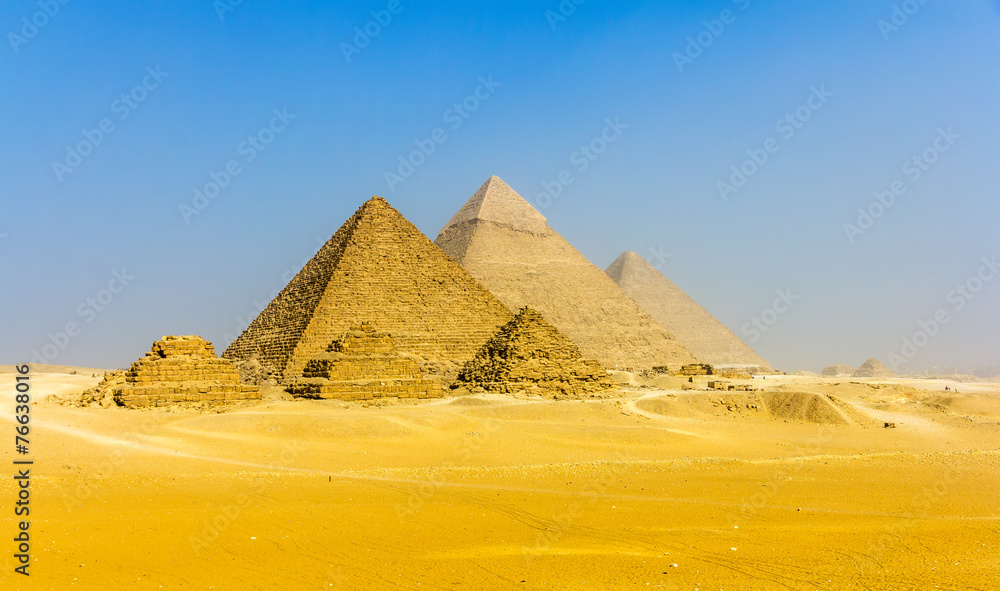 从吉萨高原看金字塔：三座皇后区金字塔，