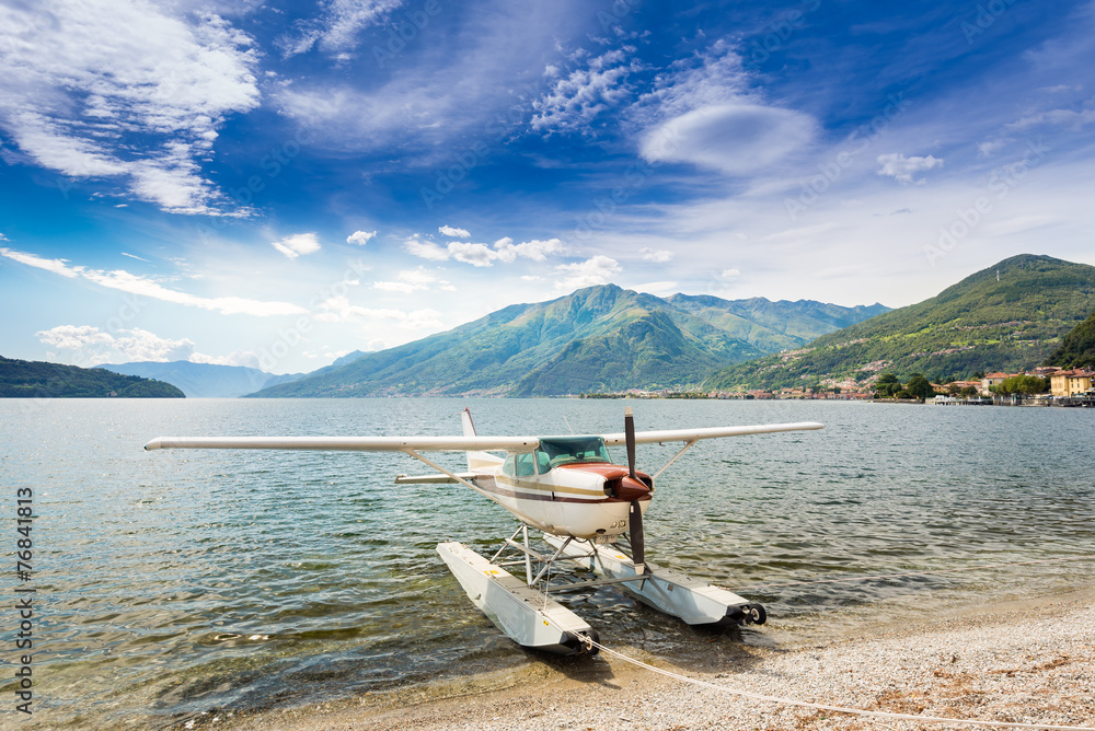 漂浮飞机停靠在欧洲意大利科莫湖的海滩上
