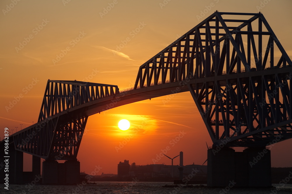 日落时分的东京湾和东京门大桥