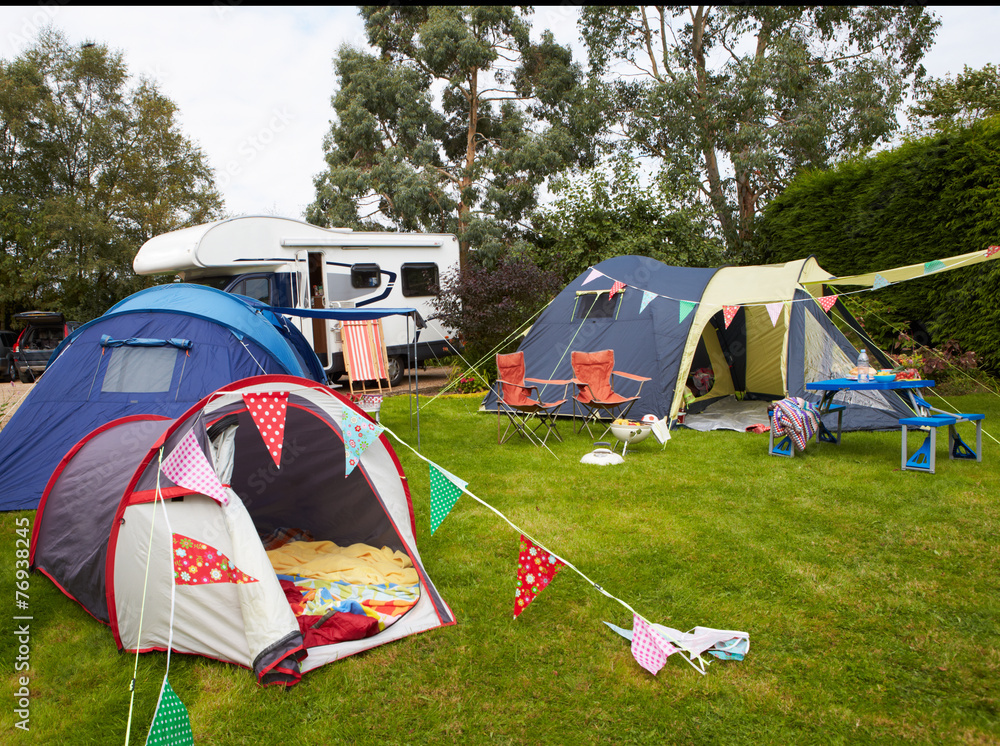带帐篷和露营车的露营地