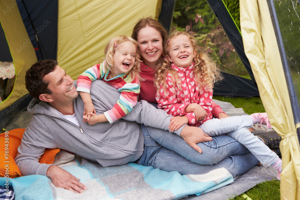 一家人在露营地享受露营假期