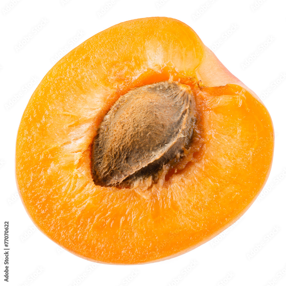 白色背景下分离的一半杏子