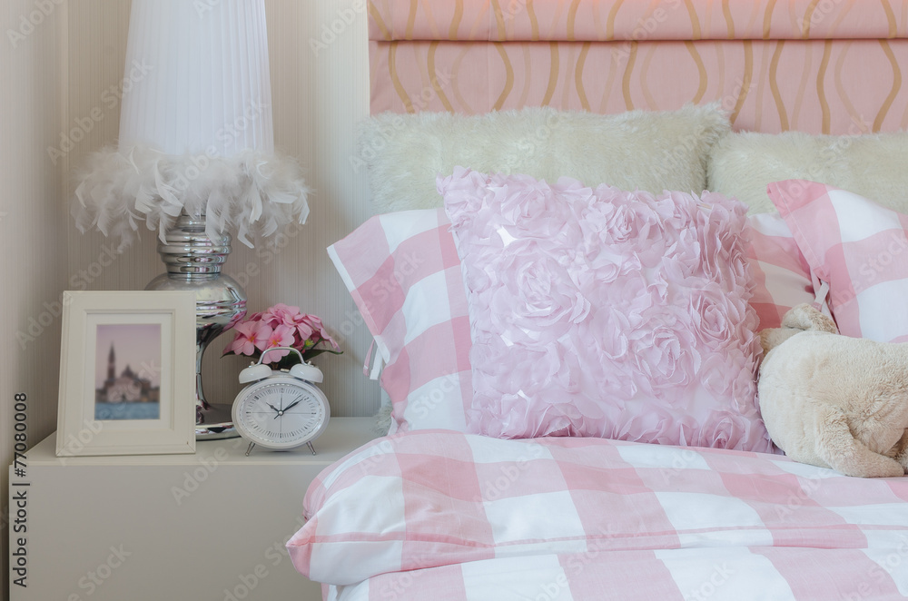 粉色卧室，床上有粉色枕头，t上有白色闹钟