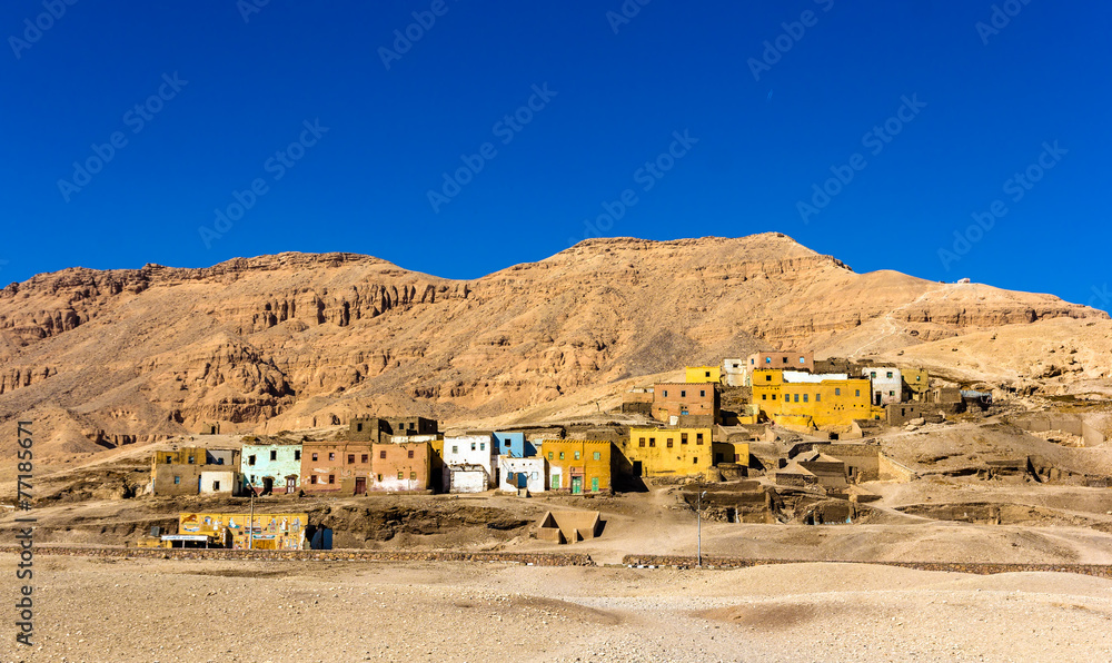 卢克索附近沙漠中的埃及村庄