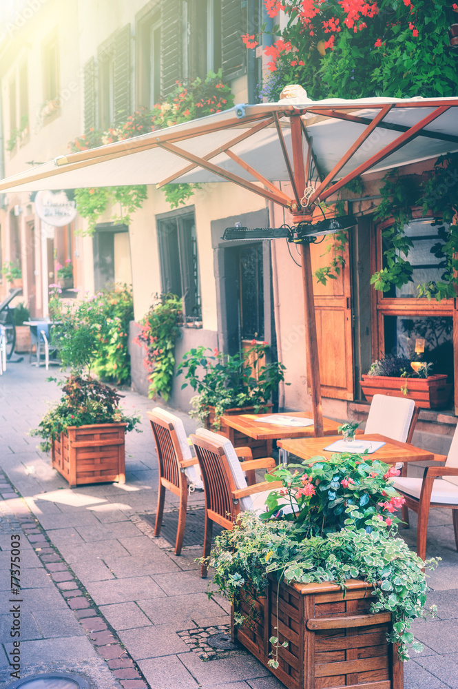 欧洲小城市的咖啡厅露台