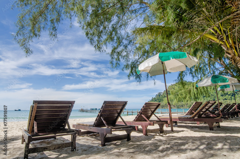 绿松石色的大海，躺椅，白沙和棕榈树，阳光，夏日旅行