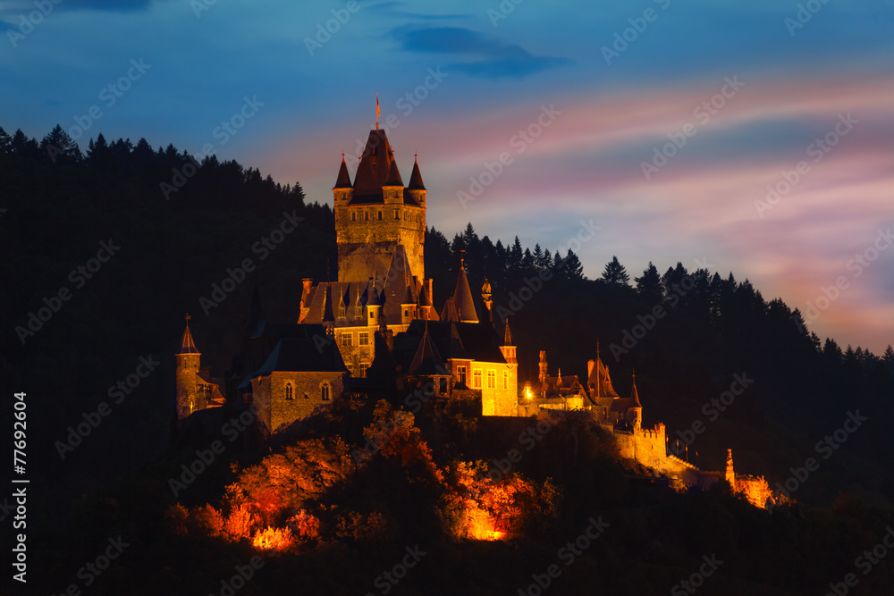 夜晚山上的科切姆帝国城堡