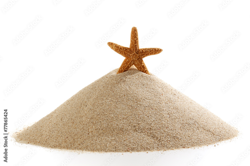 白色背景下隔离的一堆沙子上的海星