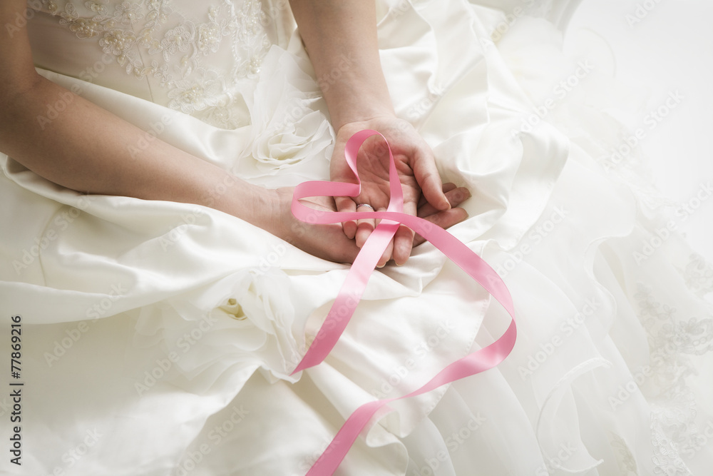 婚纱和粉色缎带