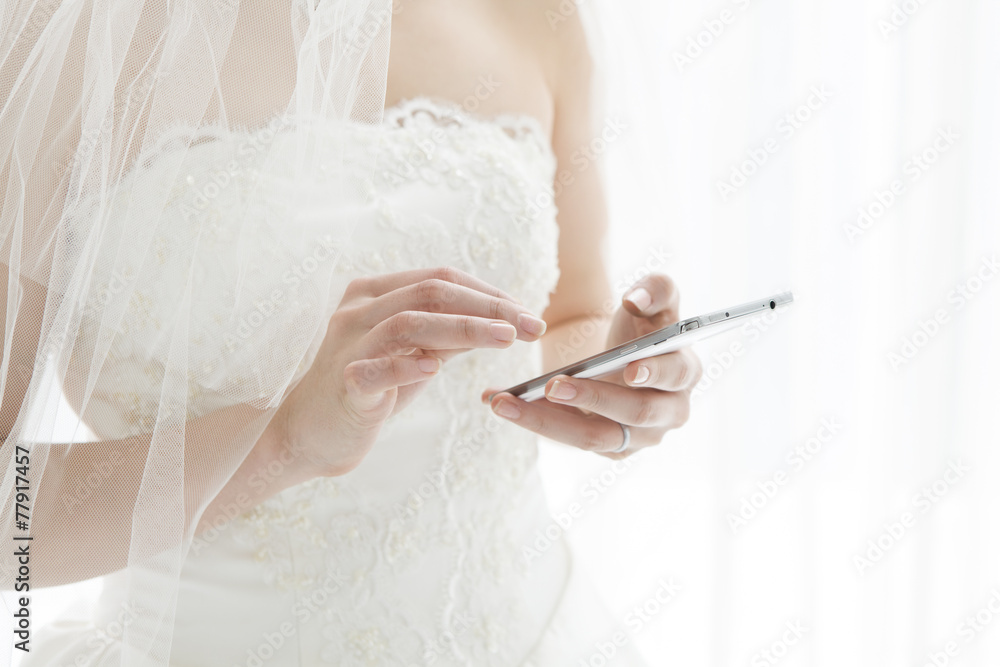 新娘正在发送电子邮件