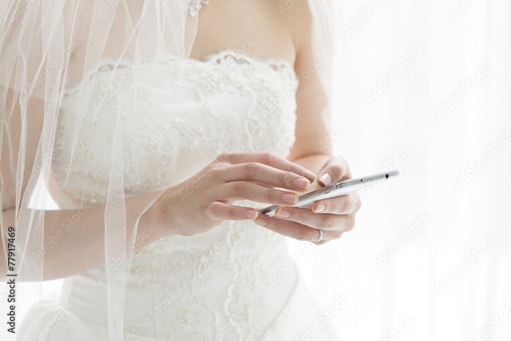 使用手机的新娘