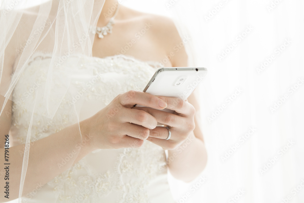 新娘正在用手机发送电子邮件