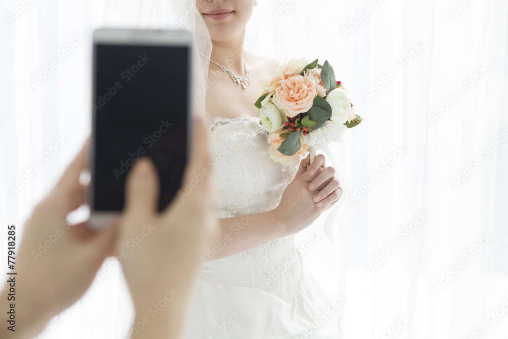 正在为新娘拍照的女性