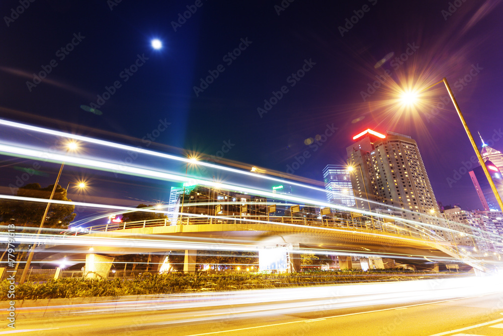 夜间现代城市街道上的交通模糊运动轨迹