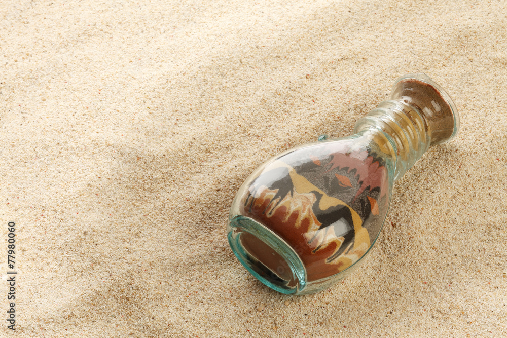 沙子背景上有沙子图片的瓶子