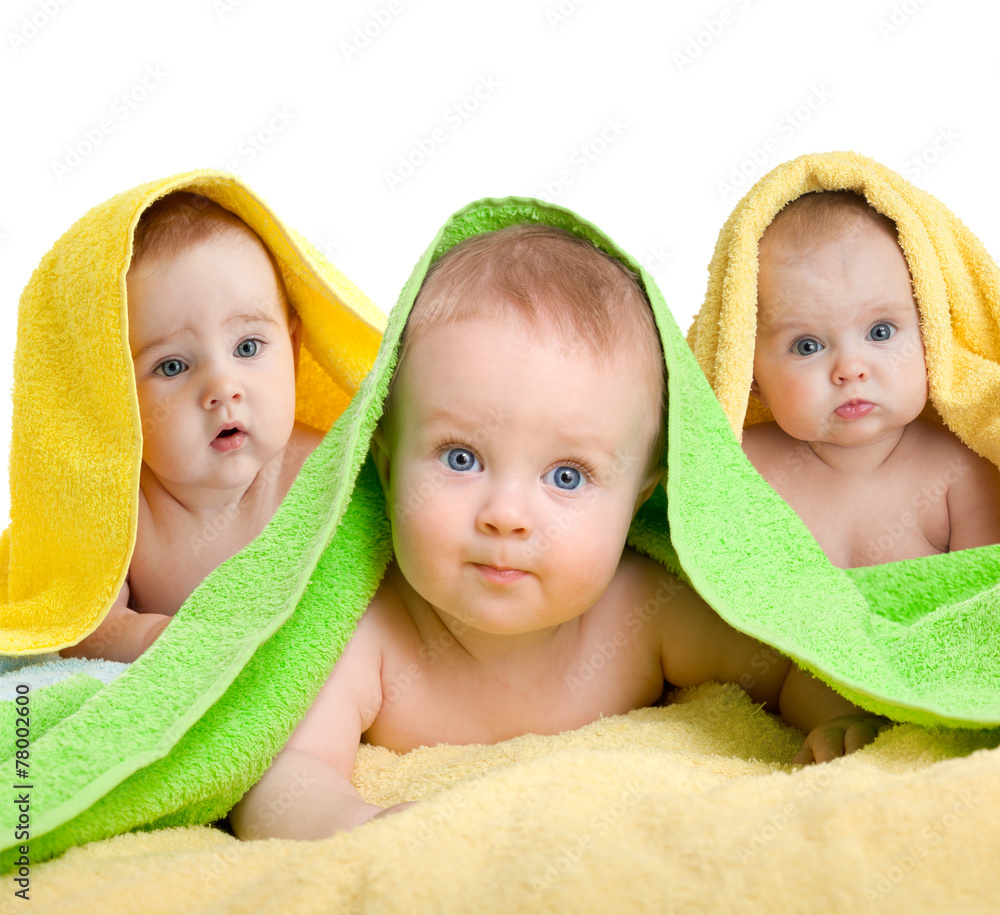 可爱的婴儿或穿着五颜六色毛巾的孩子