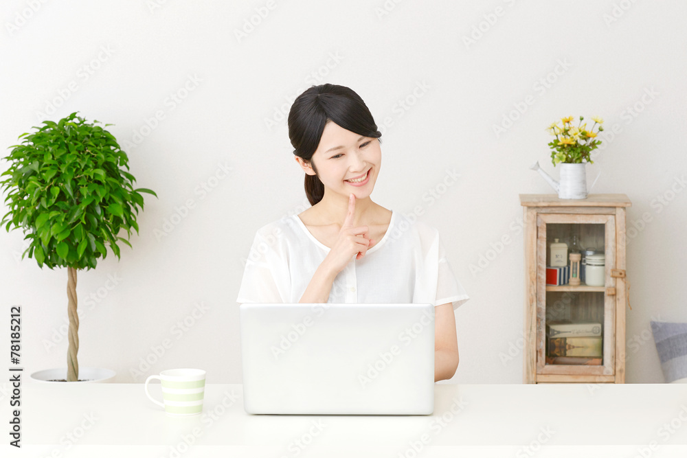 パソコンの前で想像する女性