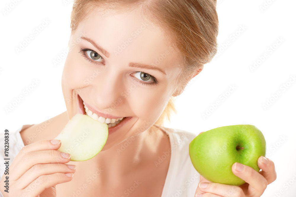 美丽健康的年轻女孩吃苹果