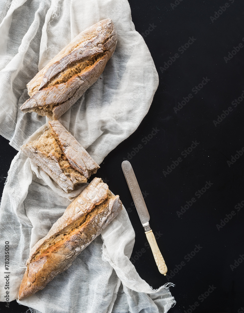 法国法棍在白色厨房毛巾上碎成碎片
1710548049,奶酪