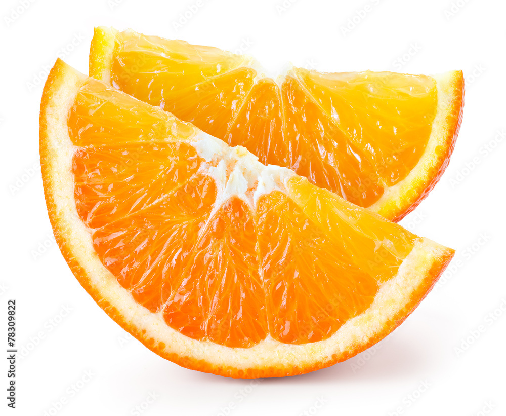 橙色水果。白色上分离的两片