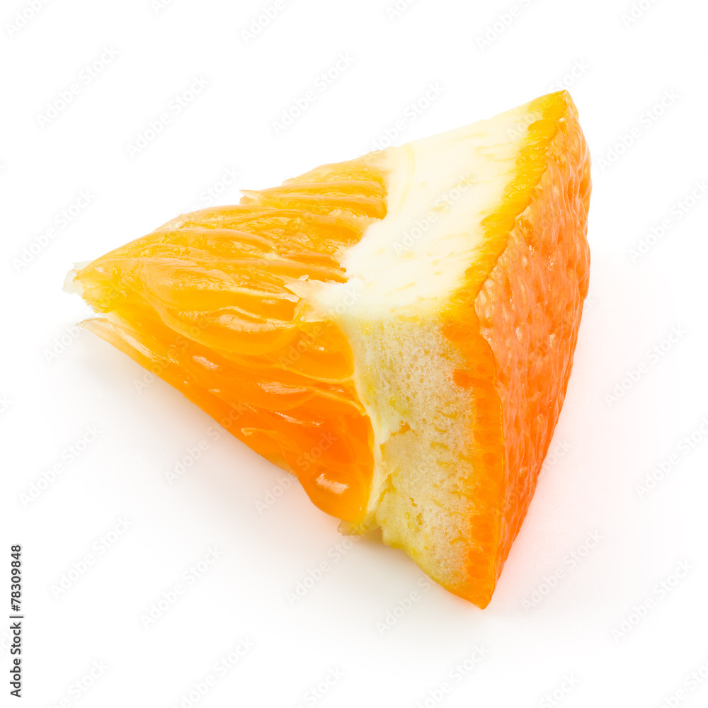 橙色水果。白色切片。带修剪路径