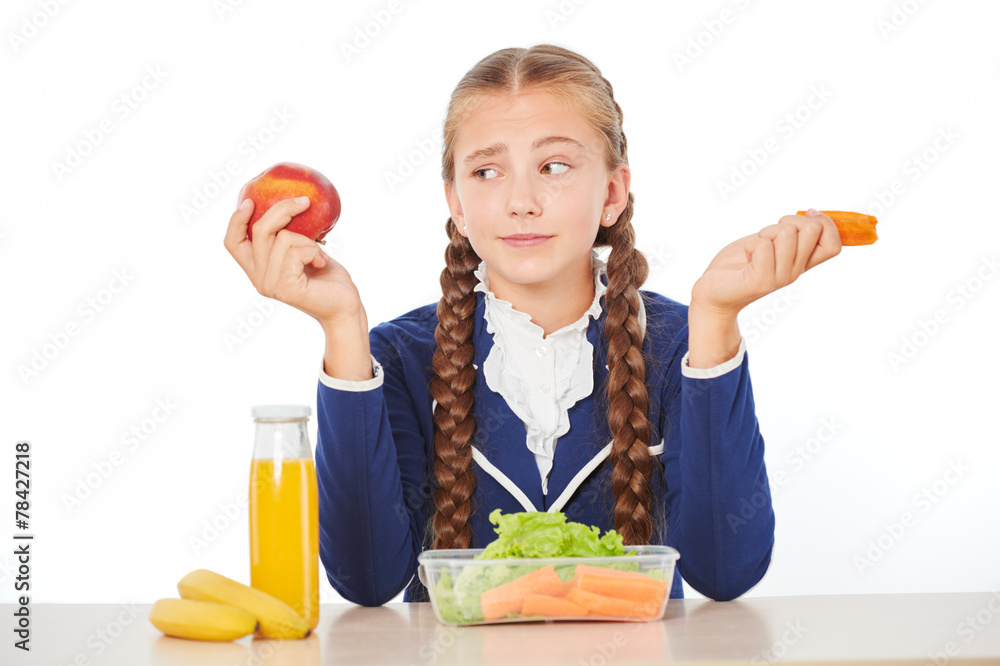 女孩对她在学校吃的健康午餐感到失望