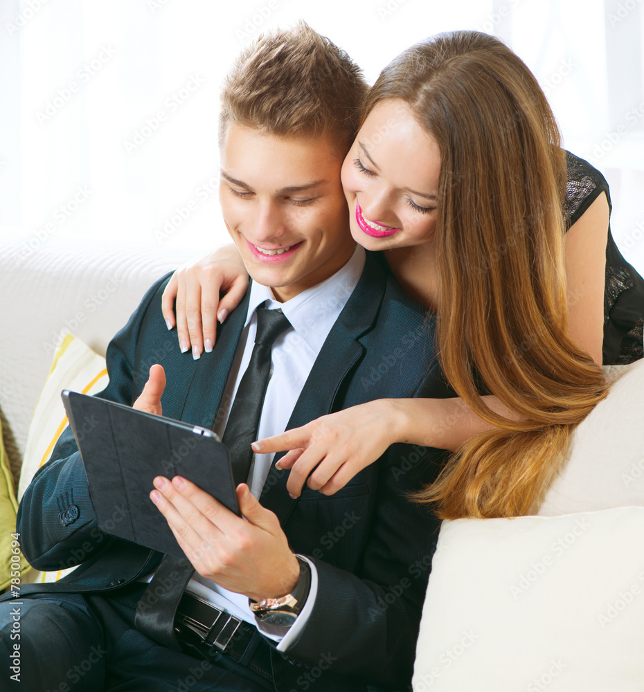 年轻夫妇用平板电脑聊天或在线购买