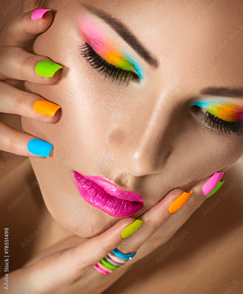 化妆逼真、色彩鲜艳的指甲油美女肖像