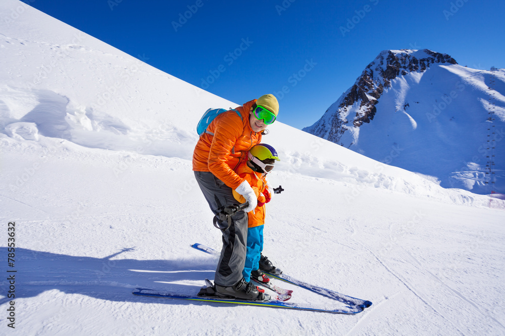 教练给小男孩上滑雪课