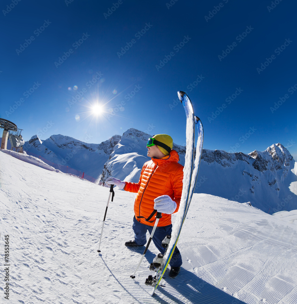 年轻人站在雪地里滑雪