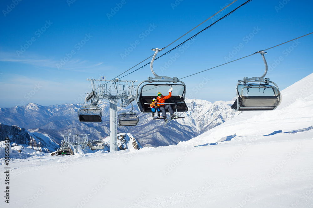 缆车索道冬季度假村上的滑雪者
