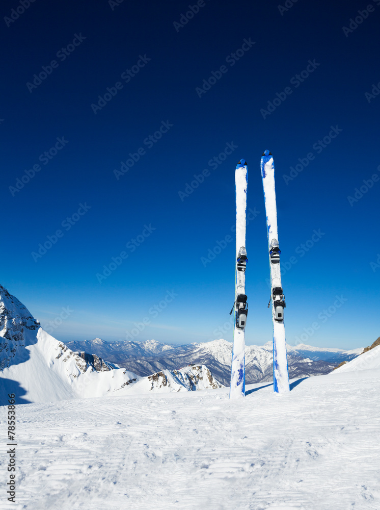 高山滑雪场雪中双天