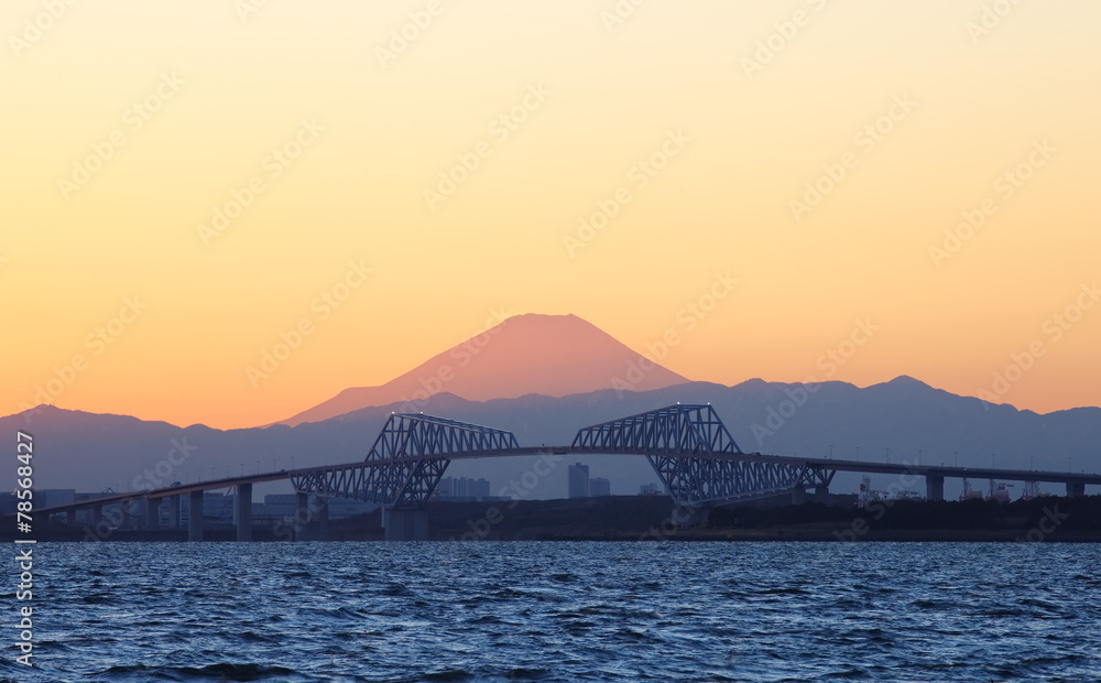 东京湾与东京门桥和富士山的景色