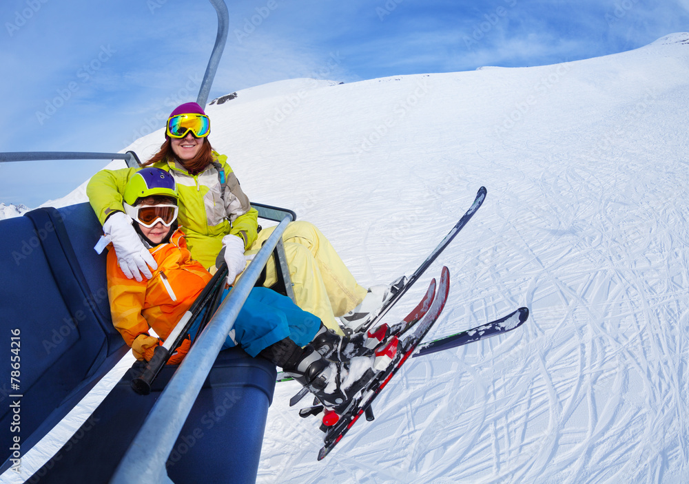 小滑雪者男孩和妈妈在山上滑雪