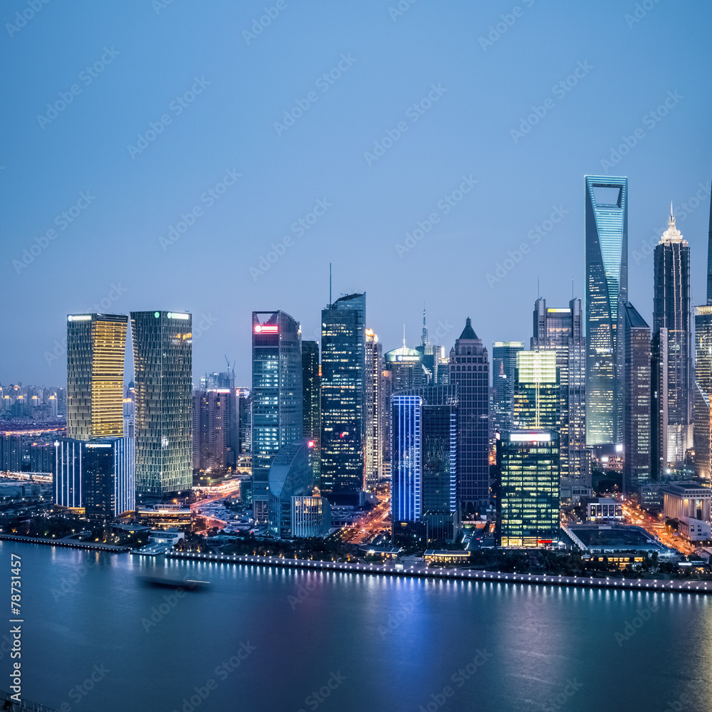 夜幕降临的上海金融区