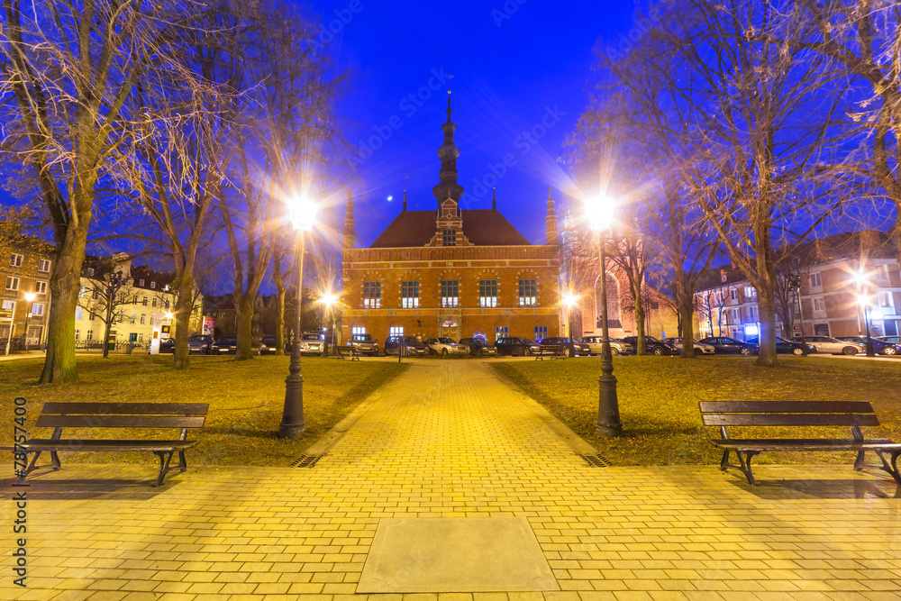 波兰格但斯克公园夜晚的历史悠久的老市政厅