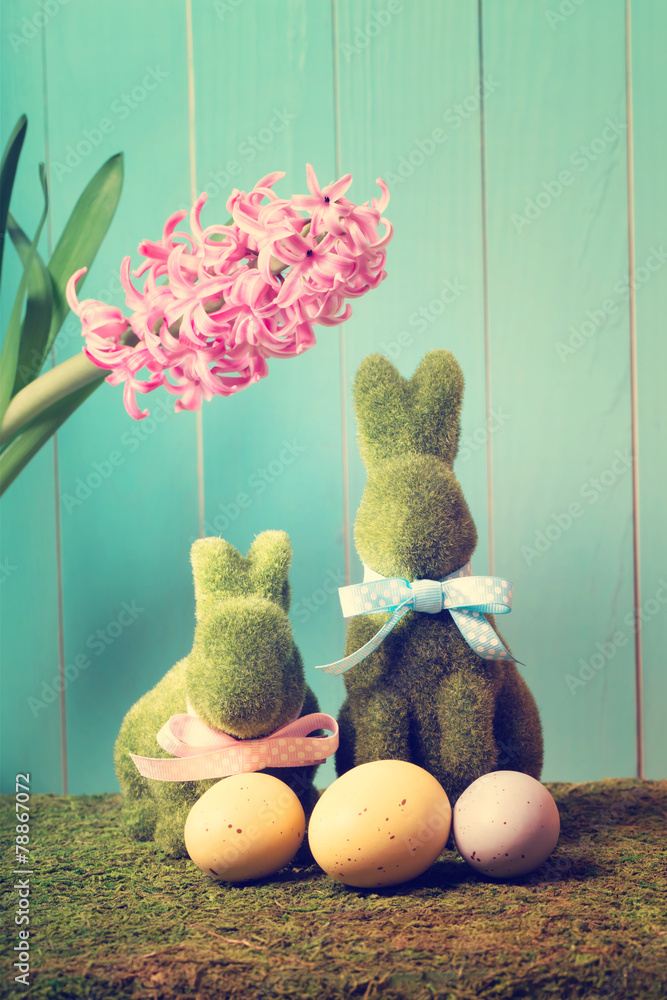 复活节兔子配鸡蛋和风信子花