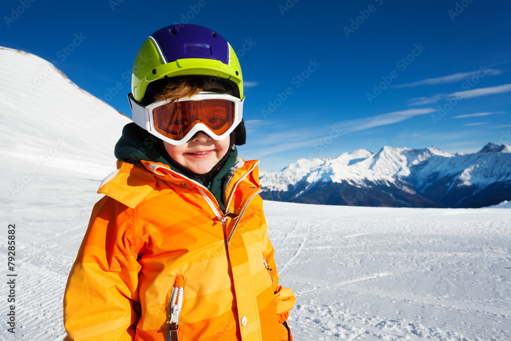 滑雪道上戴着滑雪面罩的男孩特写