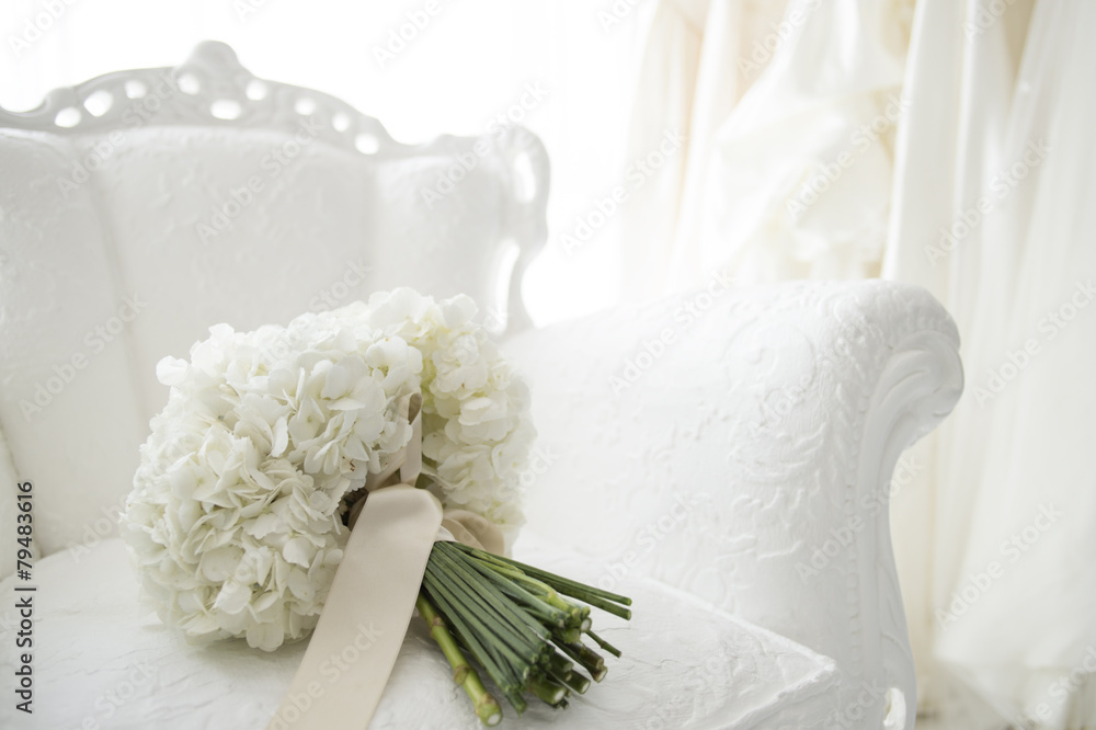 纯白花束和婚纱