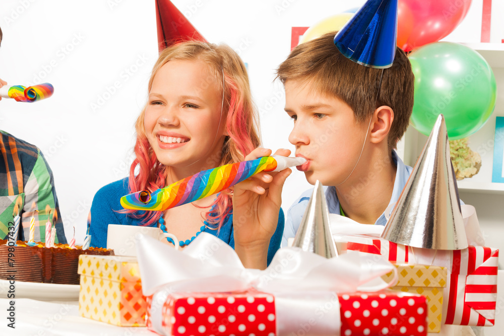 与青少年朋友一起举办有趣快乐的生日派对