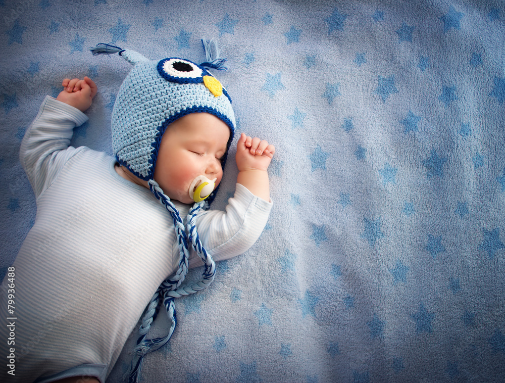 4个月大的婴儿睡在蓝色毯子上