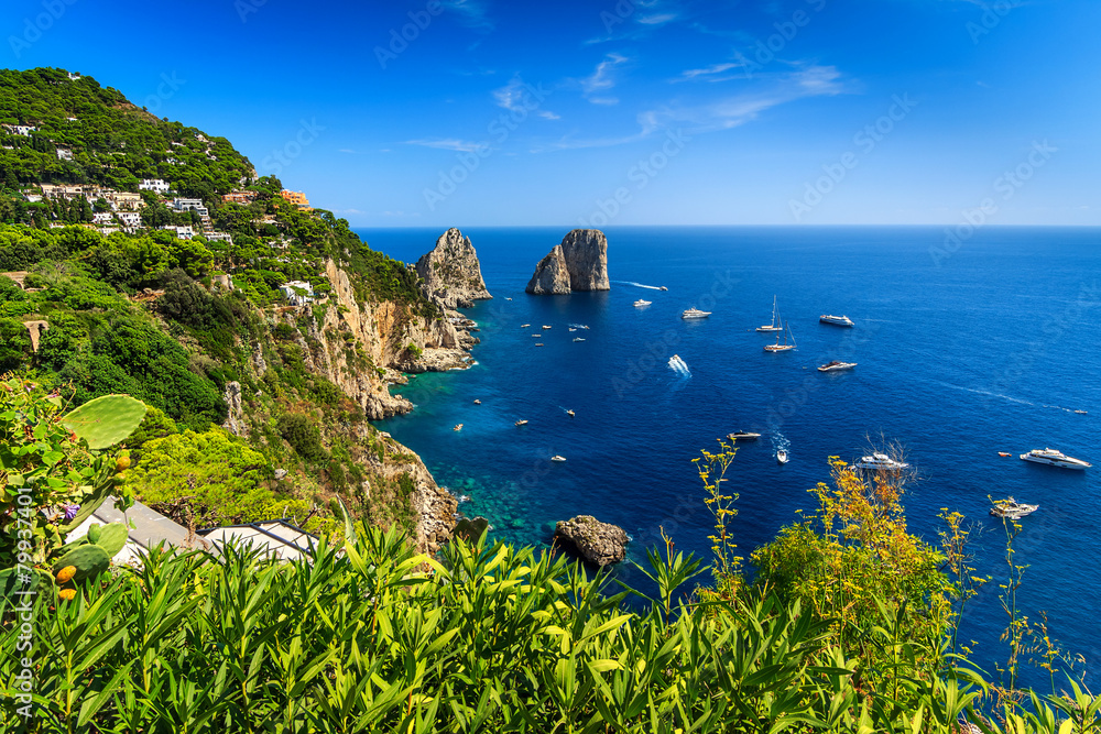 卡普里岛、海滩和法拉格里尼悬崖，意大利，欧洲