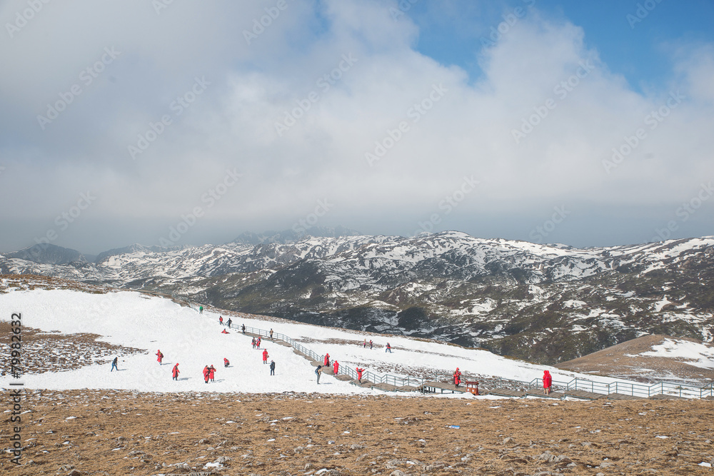 许多游客在香格里拉蓝月亮谷玩雪-