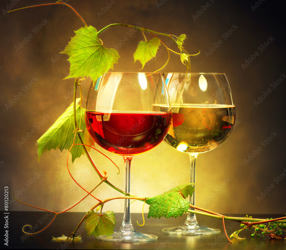两杯用葡萄叶装饰的葡萄酒